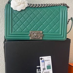 Chanel boy meidum green excellent condition comes with fullset❌sold❌